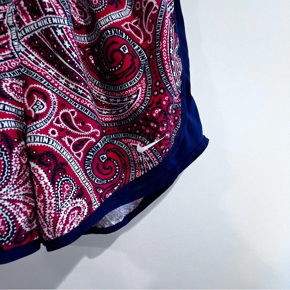 Nike’s women Tempo Paisley‎ running shorts size XS